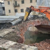 Il ponte ponte sul torrente Mellea a Savigliano in fase di abbattimento