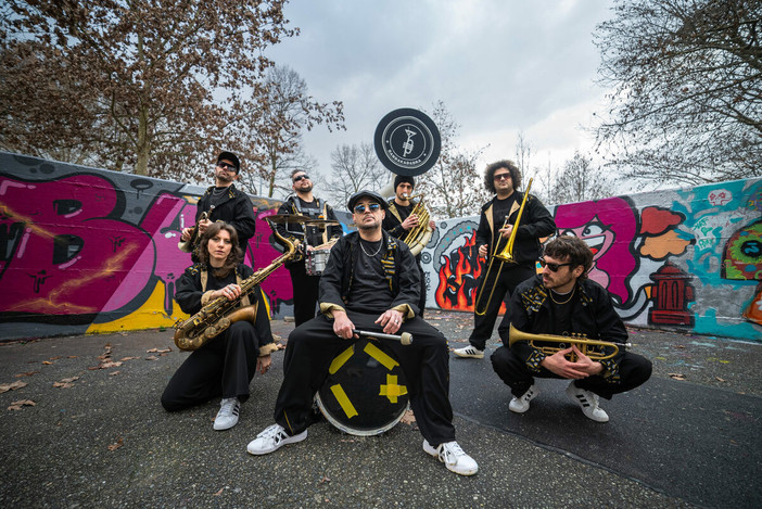 I Bandakadabra, la band definita da Carlo Petrini una “fanfara urbana”: fiati, percussioni e una carica scenica capace di trasformare ogni luogo in una festa I Bandakadabra, la band definita da Carlo Petrini una “fanfara urbana”: fiati, percussioni e una carica scenica capace di trasformare ogni luogo in una festa