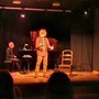 L'attore Pino Petruzzelli con al pianoforte il maestro Luigi Giachino - foto di Mauro Ravera L'attore Pino Petruzzelli con al pianoforte il maestro Luigi Giachino - foto di Mauro Ravera