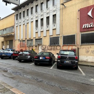 Le vetture danneggiate ieri mattina in via Meucci