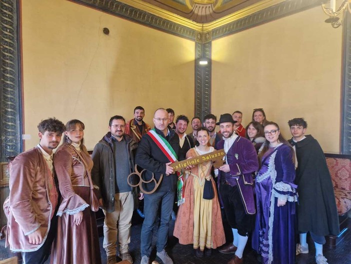 Fabrizio Nasi, sindaco di Costigliole Saluzzo ha consegnato le chiavi del paese alla maschere Bela Siulera e Munsù Quajan