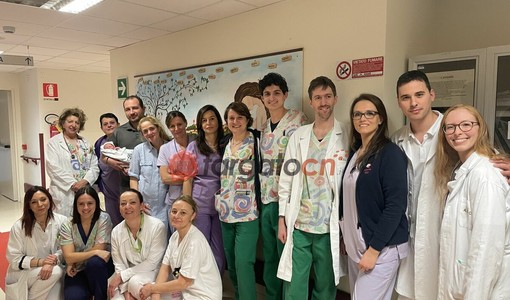 La piccola con i genitori e il personale del Regina Montis Regalis