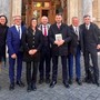 Nicola Cotti con il libro su Chiaffredo Bergia assieme al collega Stefano De Carolis, gli amministratori comunali di Paesana e i familiari, a Roma davanti al Palazzo Madama Nicola Cotti con il libro su Chiaffredo Bergia assieme al collega Stefano De Carolis, gli amministratori comunali di Paesana e i familiari, a Roma davanti al Palazzo Madama