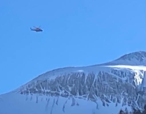 L'elicottero del 118 in volo a Cima delle Lose