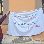Lo striscione affisso al Da Vinci di Alba