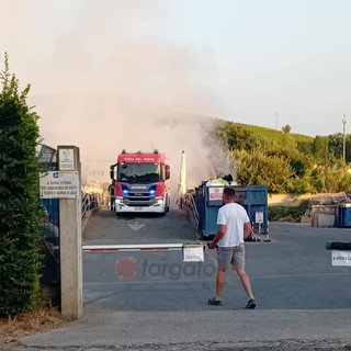Domato l'incendio all'isola ecologica di Canale Domato l'incendio all'isola ecologica di Canale