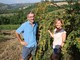 Fabio e Anna nel frutteto di susine gialle con lo spettacolare panorama delle Langhe sullo sfondo