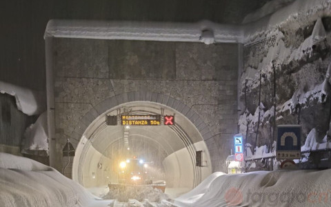 Il tunnel chiuso per neve