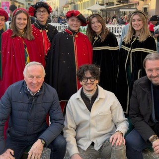 Le maschere di Lagnasco con il vescovo monsignor Cristiano Bodo, il sindaco di Saluzzo Franco Demaria il presidente della Fab Carlo Allemano e il presidente del Distretto della frutta e sindaco di Lagnasco Roberto Dalmazzo Le maschere di Lagnasco con il vescovo monsignor Cristiano Bodo, il sindaco di Saluzzo Franco Demaria il presidente della Fab Carlo Allemano e il presidente del Distretto della frutta e sindaco di Lagnasco Roberto Dalmazzo