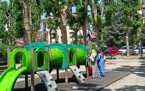 Savigliano, gruppo di mamme ripulisce dalle scritte i giochi dei bambini al parco Graneris
