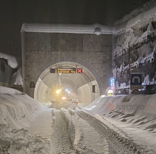 Il tunnel chiuso per neve Il tunnel chiuso per neve