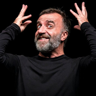 Al Politeama Boglione di Bra cala il sipario sulla stagione con il "Mistero buffo" di Ugo Dighero: già tutto esaurito