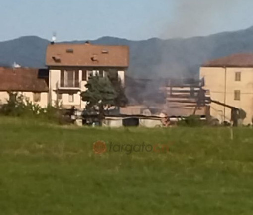 Incendio a Villanova: in fiamme un fienile a Roracco
