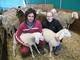 Matteo e Sara nella stalla di Borgo San Dalmazzo con le pecore e due agnelli di un paio di mesi di vita