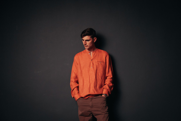 Pietro Celona (in arte Celo), classe 1997, cresciuto tra Alba e Neive