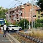 L'episodio che si è verificato ieri al passaggio a livello del Mussotto e che ha convolto il treno regionale 26402 L'episodio che si è verificato ieri al passaggio a livello del Mussotto e che ha convolto il treno regionale 26402