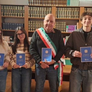 Mombasiglio consegna la Costituzione ai 18enni e incontra gli ospiti della Casa del Sorriso per Natale