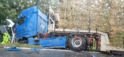 Scontro tra due mezzi pesanti prima dell'Olla a Gaiola: uno finisce fuori strada. Chiusa al transito la statale 21