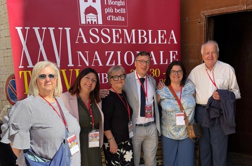 A sinistra Paolo e il sindaco di Ostana Giacomo Lombardo A sinistra Paolo e il sindaco di Ostana Giacomo Lombardo