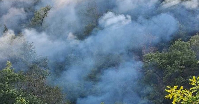 Fiamme sotto il castello vecchio di Barge: intervento in corso per un incendio di sterpaglie Fiamme sotto il castello vecchio di Barge: intervento in corso per un incendio di sterpaglie