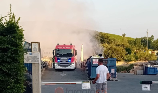Domato l'incendio all'isola ecologica di Canale