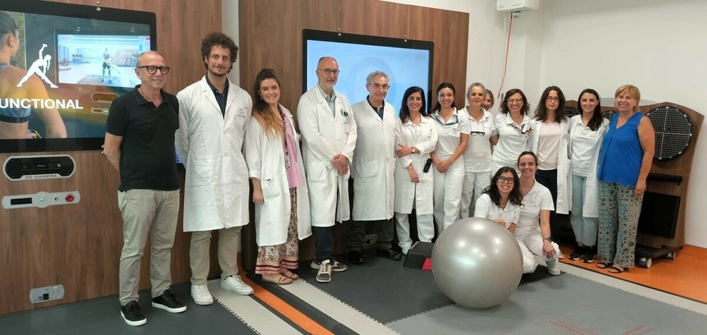 Il dottor De Roberto, al centro della foto, col team del reparto, la direttrice generale Paola Malvasio e il direttore amministrativo Claudio Monti Il dottor De Roberto, al centro della foto, col team del reparto, la direttrice generale Paola Malvasio e il direttore amministrativo Claudio Monti