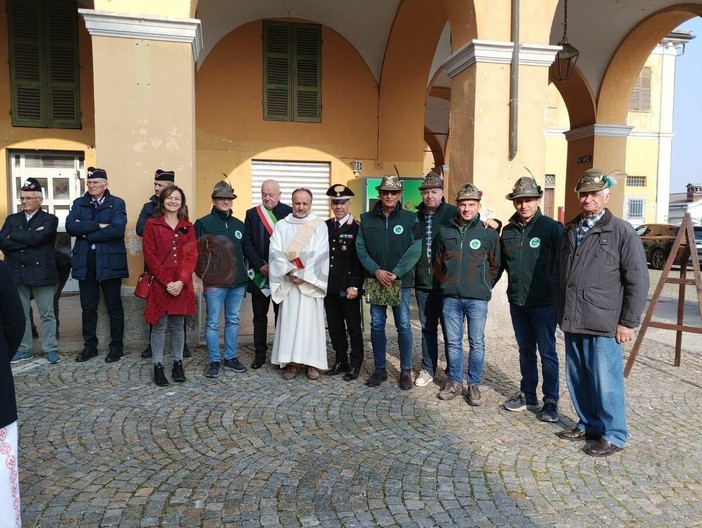 Envie e Occa celebrano il 4 Novembre nel segno della solidarietà alpina Envie e Occa celebrano il 4 Novembre nel segno della solidarietà alpina