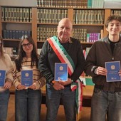 Mombasiglio consegna la Costituzione ai 18enni e incontra gli ospiti della Casa del Sorriso per Natale