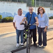 Erik torna in sella: Ettore e Margherita gli regalano una bici elettrica Erik torna in sella: Ettore e Margherita gli regalano una bici elettrica
