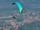 Un parapendio nei cieli della valle Po