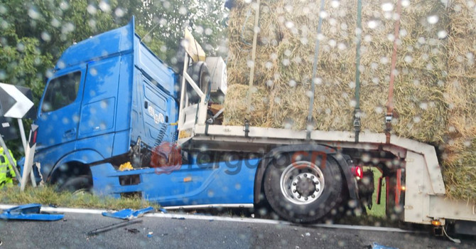 Scontro tra due mezzi pesanti prima dell'Olla a Gaiola: uno finisce fuori strada. Riaperta al transito la statale 21 Scontro tra due mezzi pesanti prima dell'Olla a Gaiola: uno finisce fuori strada. Riaperta al transito la statale 21