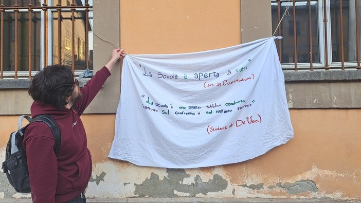 Lo striscione affisso al Da Vinci di Alba