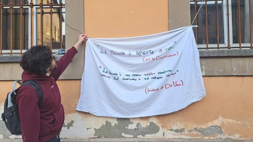 Lo striscione affisso al Da Vinci di Alba Lo striscione affisso al Da Vinci di Alba