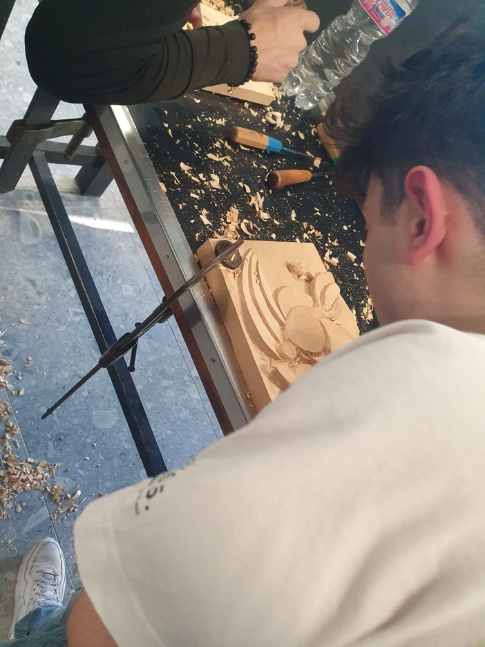 Al “Denina Pellico Rivoira” un corso che insegna l’arte dell’intaglio nel legno