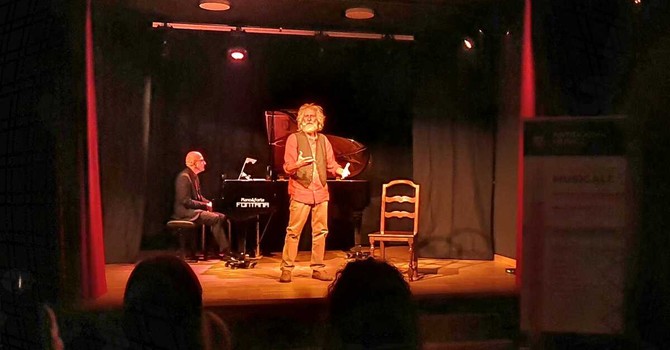 L'attore Pino Petruzzelli con al pianoforte il maestro Luigi Giachino - foto di Mauro Ravera