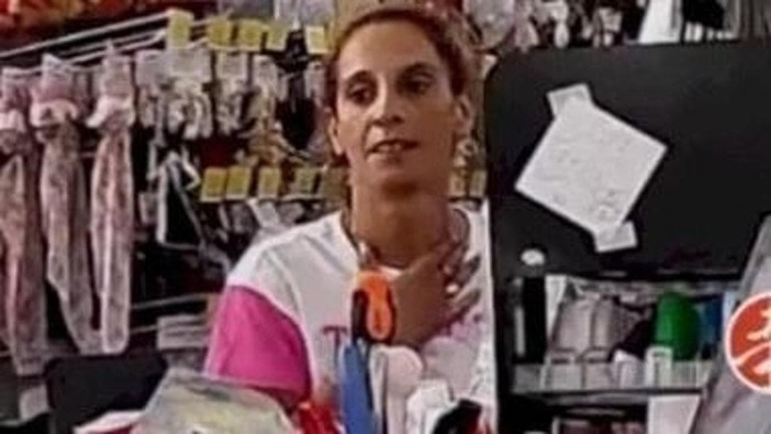 L'imputata Stanka Batashka, ritratta dalle telecamere di videosorveglianza del magazzino di Monticello d'Alba in un manifesto diffuso dalla comunità cinese astigiana