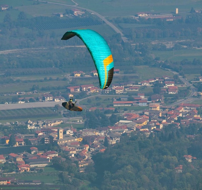 Un parapendio nei cieli della valle Po