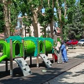 Savigliano, gruppo di mamme ripulisce dalle scritte i giochi dei bambini al parco Graneris Savigliano, gruppo di mamme ripulisce dalle scritte i giochi dei bambini al parco Graneris