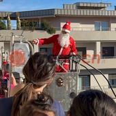 Babbo Natale sull'autoscala porta doni con i Vigili del Fuoco alla pediatria di Cuneo [FOTO E VIDEO]