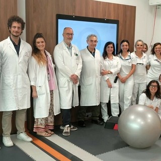 Il dottor De Roberto, al centro della foto, col team del reparto, la direttrice generale Paola Malvasio e il direttore amministrativo Claudio Monti