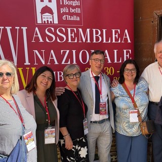 A sinistra Paolo e il sindaco di Ostana Giacomo Lombardo