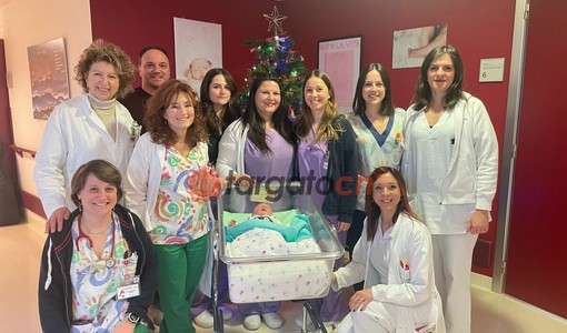 Il piccolo Edoardo con il personale del Regina Montis Regalis Il piccolo Edoardo con il personale del Regina Montis Regalis