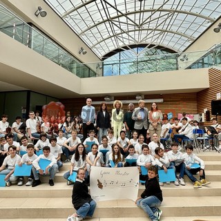 Il maestro Uto Ughi incontra gli alunni della scuola media musicale di Mondovì: "La musica è passione, sacrificio ma anche divertimento" [FOTO E VIDEO]