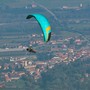 Un parapendio nei cieli della valle Po