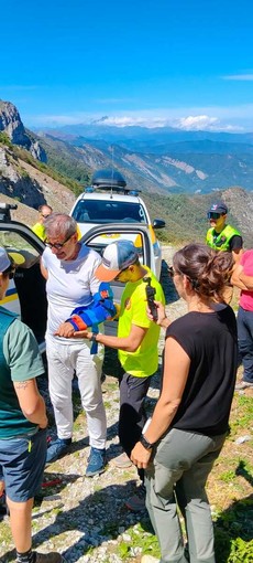 Roaschia, cade e si infortuna un braccio: recuperato e portato a valle [VIDEO]