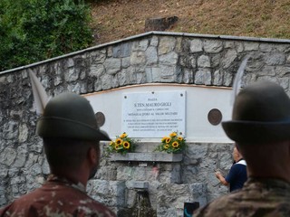 La benedizione della targa commemorativa La benedizione della targa commemorativa