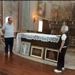 Neive, la pittrice astigiana An Teo dona tre opere sacre alla parrocchia dei Santi Pietro e Paolo