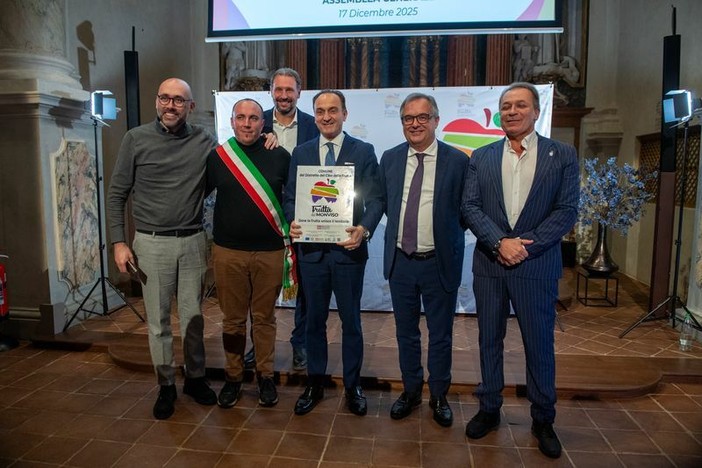 Luca Robaldo, presidente della Provincia; Roberto Baldi consigliere provinciale e sindaco di Bagnolo Piemonte; Roberto Dalmazzo presidente del Distretto del cibo e della Frutta e sindaco di Lagnasco; Alberto Cirio presidente della Regione gli assessori regionali Marco Gallo e Paolo Bongioanni