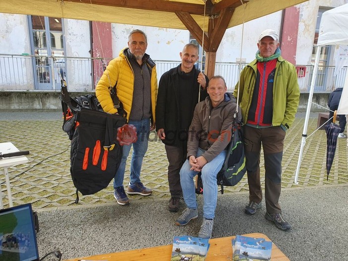 La presentazione della scuola italiana di parapendio per disabili al centro l'istruttore Guido Teppa e seduto l'assessore allo Sport di Martiniana Po Danilo Nasi La presentazione della scuola italiana di parapendio per disabili al centro l'istruttore Guido Teppa e seduto l'assessore allo Sport di Martiniana Po Danilo Nasi