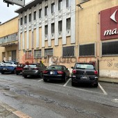 Le vetture danneggiate ieri mattina in via Meucci